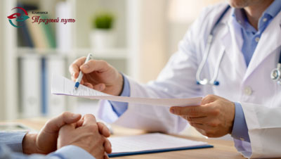 Врач, пациент крупным планом руки